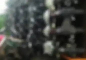 Astaga! Detik-detik Truk Terbalik Timpa Angkot dan Rusak Puluhan Yamaha MX King Baru