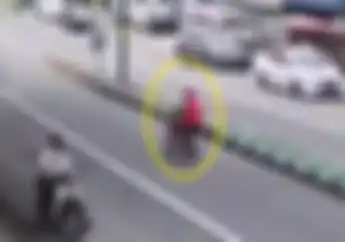 Ngeri! Detik-detik Tabrakan Hebat lawan Mobil, Bikers Ini Langsung Berdiri Walau Terpental