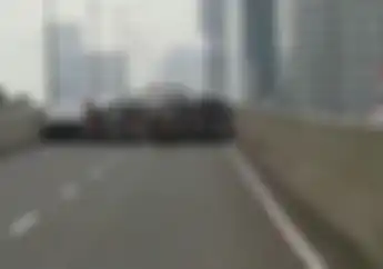 Hampir Tertabrak! Detik-detik Puluhan Biker Lawan Arus di Flyover Casablanca karena Ada Polisi