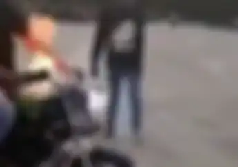Gokil! Mirip Ghost Rider, Biker Ini Bakar Tangki RX King Miliknya, Simak Videonya