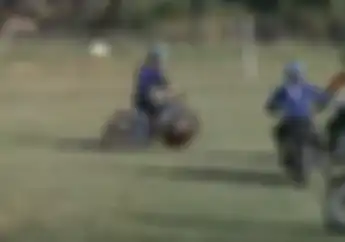 Ngeri-ngeri Sedap, Di Zaman Old Ada Bikers Main Bola Pakai Motor!