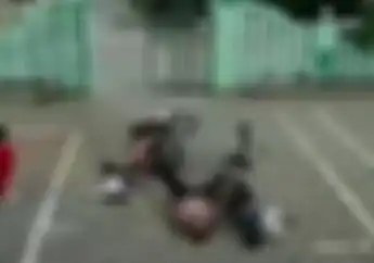 Ngeri! Detik-detik Motor Matik Hilang Kendali Hajar Pintu Gerbang, Pengendara Berterbangan