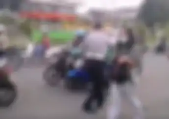 Deg-degan! Detik-detik Polisi Usir dan Pukul Motor Ojol yang Mangkal Sembarangan 