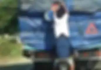Astaga! Detik-detik Bajing Loncat Nyuri Barang dari Truk, Ternyata Ini yang Didapat