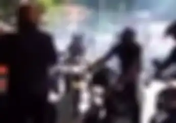 Mencekam! Detik-detik Puluhan Warga Bersenjata Tajam Serang Rombongan Biker, Ini Penyebabnya