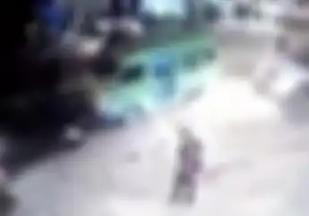 Ngeri! Detik-detik Motor Adu Banteng, Pengendara Mental dan Dihajar Angkot