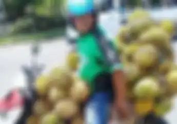 Miris! Driver Ojol Angkut Puluhan Durian Pakai Motor, Netizen Kecam Customer