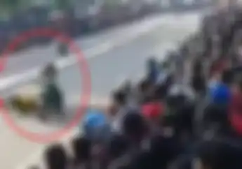 Astaga! Detik-detik Pembalap Road Race Terjungkal dan Terseret Usai Disikut Pembalap Lain