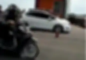 Cadas! Video Honda Vario 125 Lawan Honda Jazz Ditrek Lurus, Siapa yang Diasapin Nih?