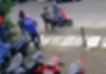 Mencekam! Detik-detik Maling Motor Tiba-tiba Acungkan Pistol Ke Warga