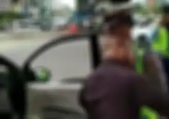 Heboh! Detik-detik Polisi Nyaris Tersungkur ke Aspal 'Ditanduk' Pelanggar Lalu Lintas