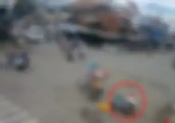 Tragis! Detik-detik Motor Hajar Gerobak, Pengendara Motor Tersungkur Tertimbun Buah-buahan