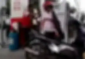 Kocak Abis! Detik-detik Biker Emosi dan Tonjok Motor Sendiri, Gara-gara Hal Sepele