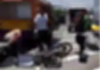 Ngeri! Video Evakuasi Driver Ojol yang Terlindas Bus di Bali, Korban Masih Dikolong Bus