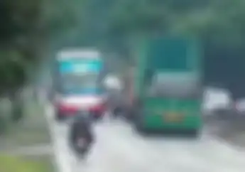 Detik-detik Motor Nyaris Duel Lawan Bus, Kelakuan Negatif 'Penguasa Jalan'