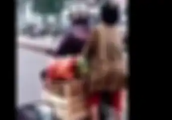 Video Emak-emak Nantang Maut, Demi Barang Dagangan Rela Duduk di Ujung Jok Motor