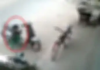 Ngeri! Video Detik-detik Bocah Terpental Hantam Wajan Akibat Putar Gas Motor, Orang Tuanya Mana?