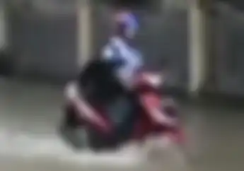 Detik-detik Pengendara Motor Abaikan Peringatan, Bukan Hanya Malu Tapi Motor Rusak