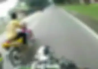 Waduh! Video Kawasaki Ninja 150 Diasapi Suzuki Satria F-150 Ditrek Lurus, Enggak Ada Obatnya 