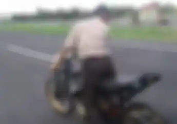 Miris! Masih Pakai Seragam Pramuka Bocah Ini Malah Jadi Joki Balap Dadakan, Simak Videonya