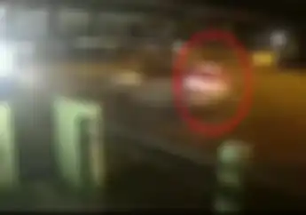 Video Detik-detik Honda Jazz Hantam Motor Emak-emak, Tergilas dan Muncul Percikan Api