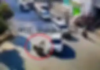 Braakk! Detik-detik Pengendara Matik Terbang Usai Hajar Mobil, Begini Kronologisnya