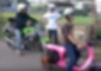 Bengis! Video Detik-detik Vespa Culun Bisa Tinggalin Kawasaki Ninja 150