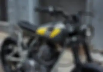 Ngerih! Yamaha SR500 Pakai Tangki Trail Lawas Jadi Makin Sangar