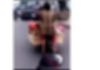 Sakti! Bukannya Duduk, Emak-emak Ini Malah Melayang di Belakang Motor