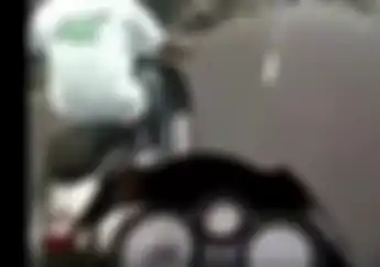 Sadis! Detik-detik Pengendara Ninja 150 Dibikin Kesel Vespa, Enggak Bisa Ngejar Bro