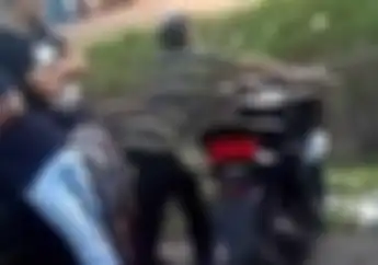 Sayang Banget! Video Detik-detik Remaja Buang Honda PCX 150 Baru ke Selokan