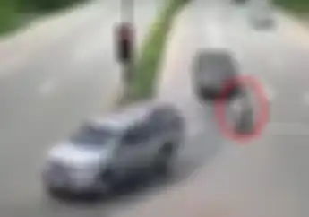 Brutal! Detik-detik Pengendara Motor Ditabrak Mobil Dipersimpangan, Korban Berterbangan