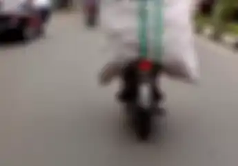 Bikin Melongo! Video Pengendara Motor Bawa Karung Setinggi Monas, Kok Enggak Roboh?