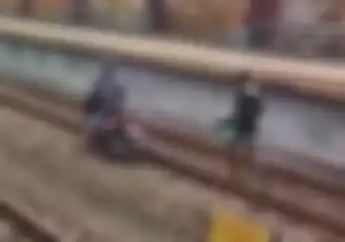 Video Detik-detik Pengendara Motor Nekat Lewati Jalur Kereta Api, Alasannya Bikin Kesal