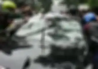 Mencekam! Detik-detik Massa Hancurkan Mobil Bandar Narkoba usai Tabrak dan Lindas Polisi