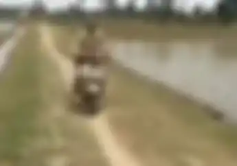 Serem! Detik-detik Pesawat Jatuh Hantam Pengendara Vespa, Netizen Malah Tertawa