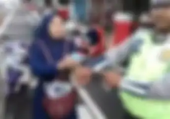 Habis Gigit dan Maki Polisi Karena Tolak Ditilang, Emak-emak Ini Malah Kabur, Simak Videonya