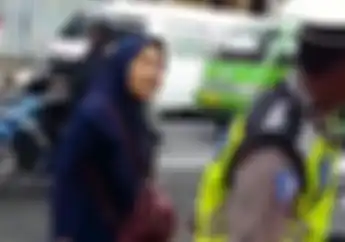 Heboh! Video Emak-emak Gigit Tangan Polisi Karena Tolak Ditilang, Lukanya Bikin Ngeri