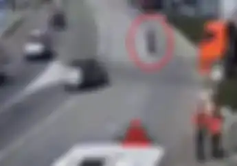 Serem! Detik-detik Pengendara Motor Terjungkal di Aspal Karena Kaget, Nyaris Terlindas Truk