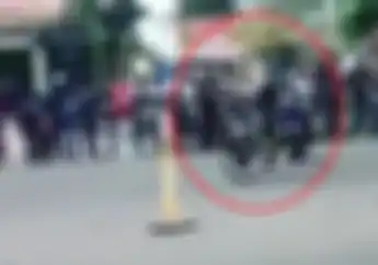 Ngilu! Detik-detik Joki Drag Bike Terseret Puluhan Meter, Motor Mendadak Jadi 'Jaran Goyang'