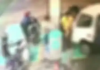 Detik-detik Truk Tabrak Dispenser Pom Bensin dan Hajar 2 Orang, Korban Berhamburan