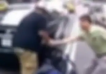 Bahaya! Detik-detik Motor Matic Terbang usai Tabrak Pintu Mobil, Sopir Terjungkal