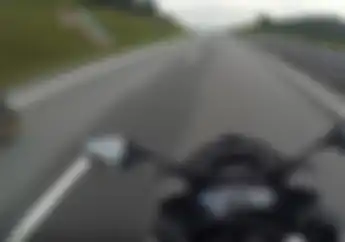 Seru! Video Kawasaki Ninja 150 Salip Yamaha R25 dan Saling Kejar, Tebak Siapa Pemenangnya