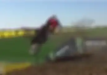 Video Skill Anak Dewa! Motor Trail Lagi Terbang Bisa Dibikin Tiduran