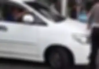 Heboh! Detik-detik Pengendara Ngamuk dan Nyaris Tabrak Polisi, Gara-gara Hal Sepele