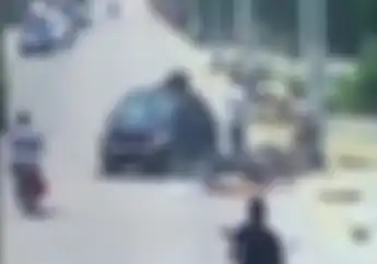Detik-detik Mobil Hilang Kendali Tabrak Brutal Dua Pengendara Motor, Sopir Histeris