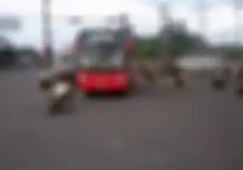 Ngeri! Detik-detik Pengendara Motor Nyaris 'Dicium' Bus Saat Kecepatan Tinggi, Pakai Jurus Ngeles