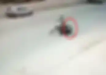 Tragis, Video Emak-emak Terseret  di Aspal Gara-gara Rok Tergulung Gir Motor