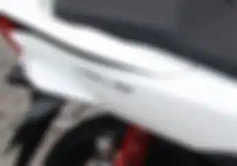 Mumpung Lagi di Rumah, Begini Cara yang Benar Membersihkan Kotoran di Sekitar Emblem Motor, Gampang!