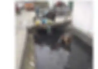 Bikin Nangis! Sudah Kecelakaan, Driver Ojol Ini Turun ke Saluran Air Cuma Karena Hal Ini